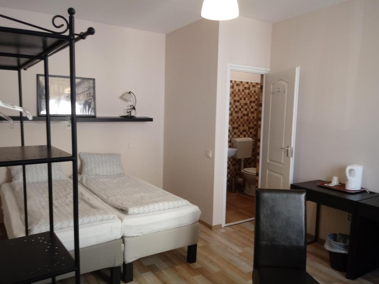 Promenade Panzio Bed & Breakfast Мисколк Екстериор снимка