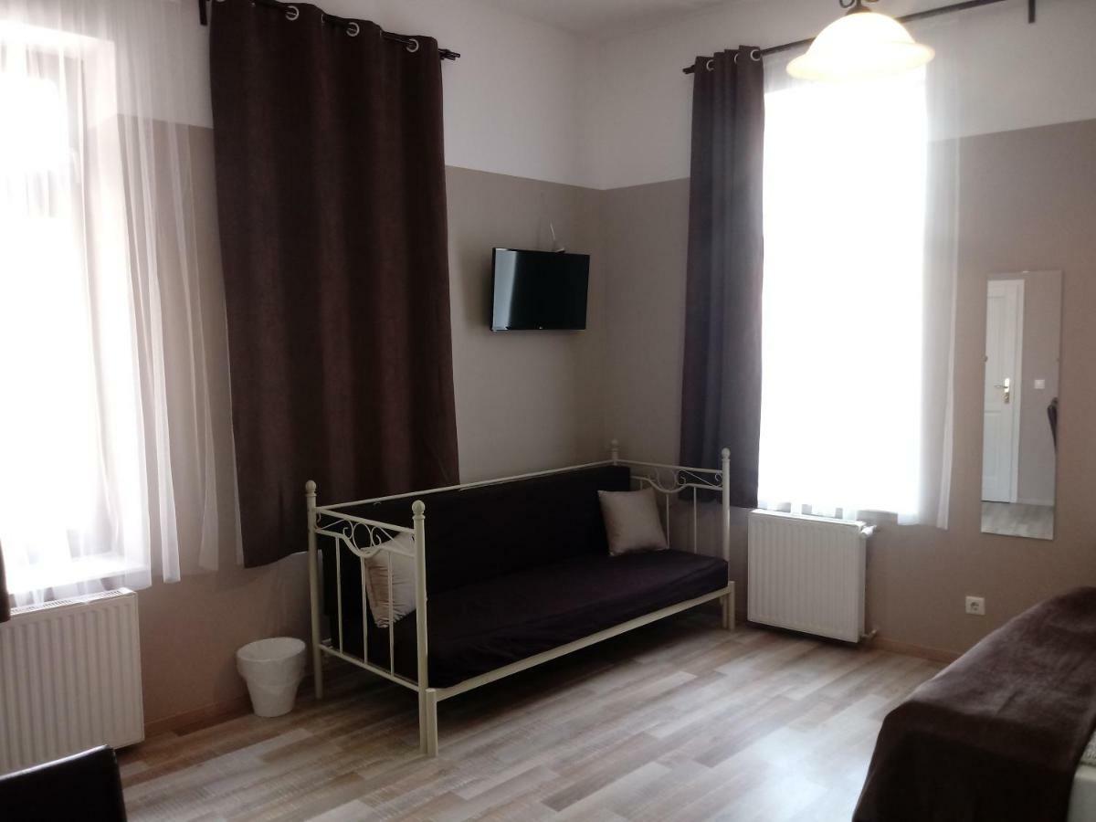 Promenade Panzio Bed & Breakfast Мисколк Екстериор снимка