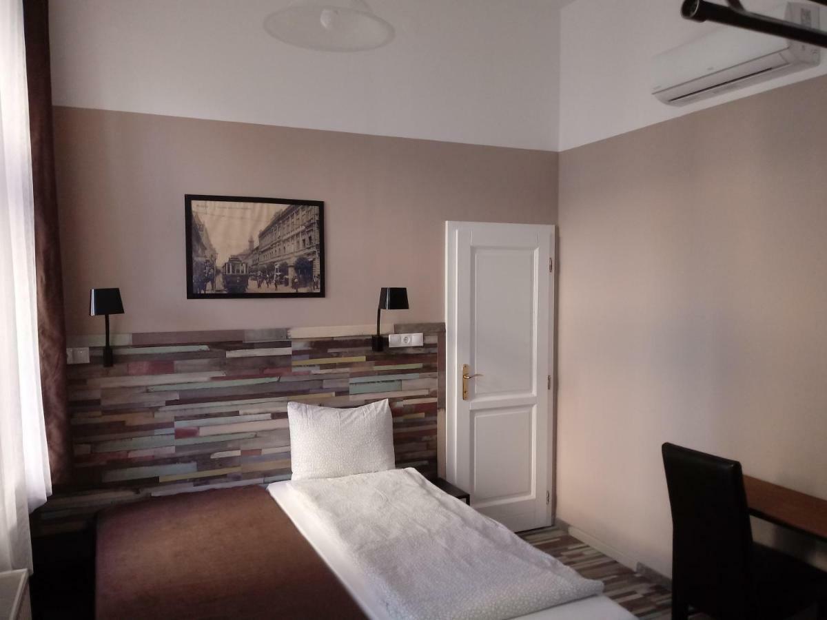 Promenade Panzio Bed & Breakfast Мисколк Екстериор снимка